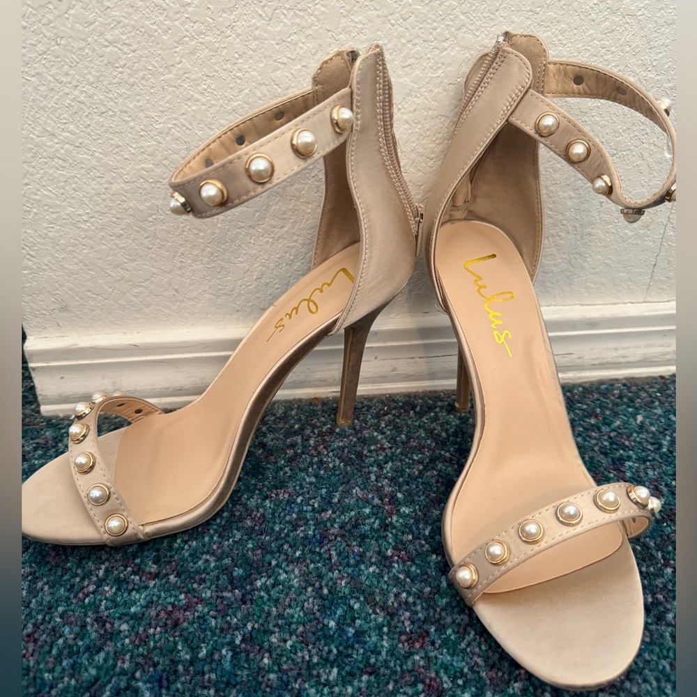 Lulu beautiful  nude color- pearl heels